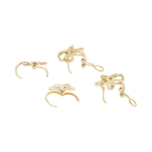 Dos aretes calados con sintéticos en oro amarillo 12 kilates.