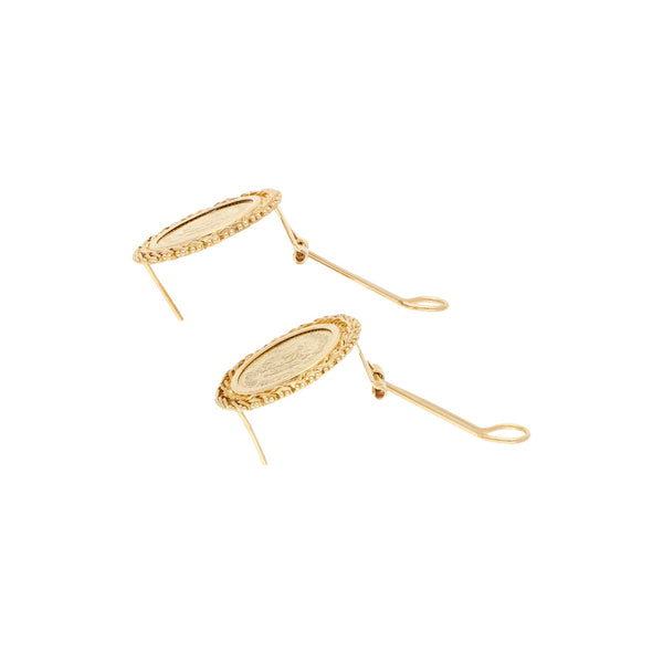 Aretes boleado con aplicaciones motivo moneda en oro amarillo 14 kilates.