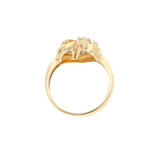 Anillo diseño especial con circonias motivo quince años en oro tres tonos 14 kilates.