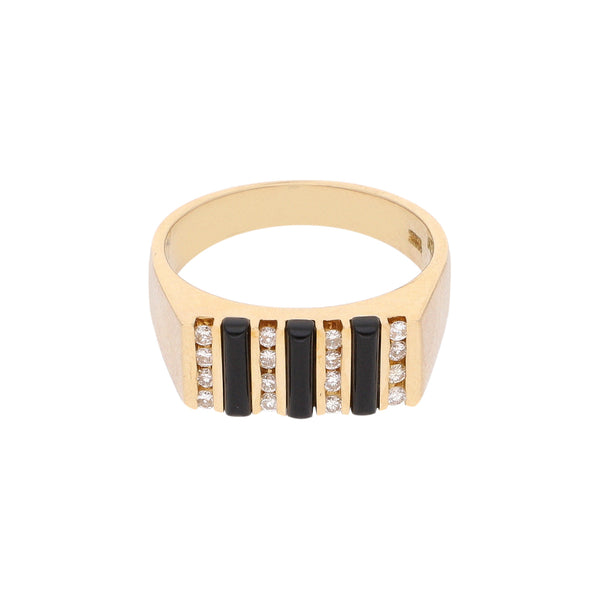 Anillo tipo sello con diamantes y ónix en oro amarillo 18 kilates.