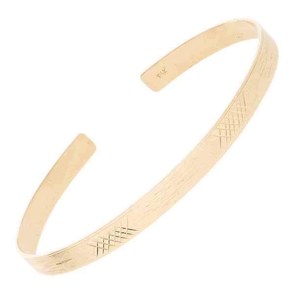 Pulsera de arillo labrada en oro amarillo 14 kilates.