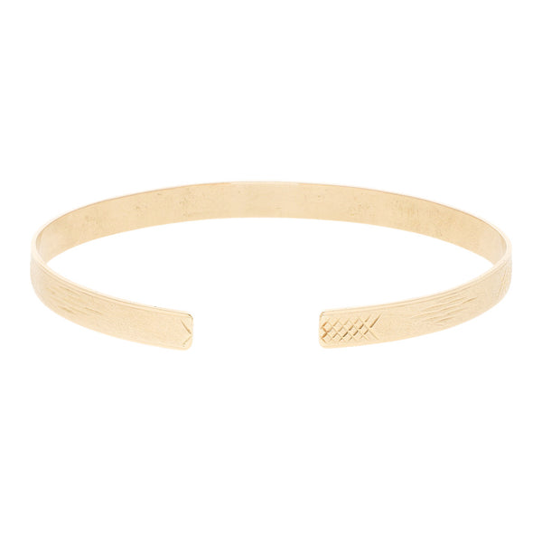 Pulsera de arillo labrada en oro amarillo 14 kilates.