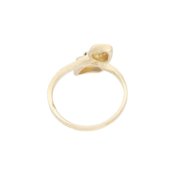 Anillo diseño especial con sintéticos en oro amarillo 14 kilates.