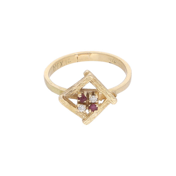 Anillo diseño especial con sintéticos en oro amarillo 14 kilates.