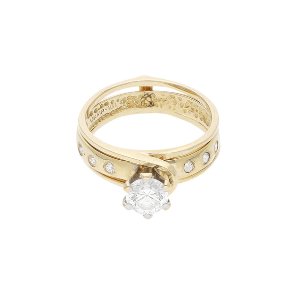 Anillo de compromiso de dos piezas con sintéticos en oro amarillo 14 kilates.
