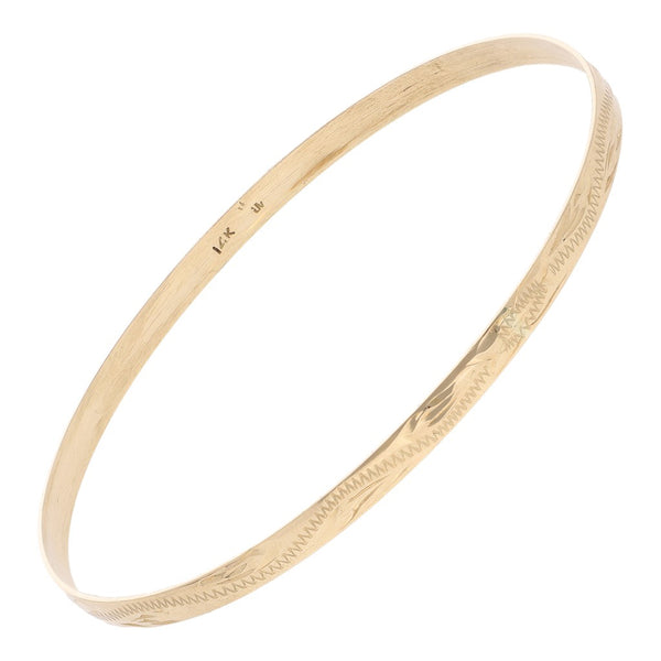 Pulsera de arillo labrada en oro amarillo 14 kilates.