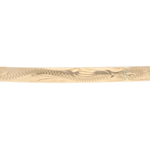 Pulsera de arillo labrada en oro amarillo 14 kilates.