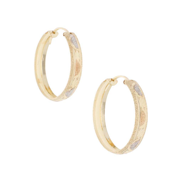 Arracadas labradas en oro amarillo 14 kilates.
