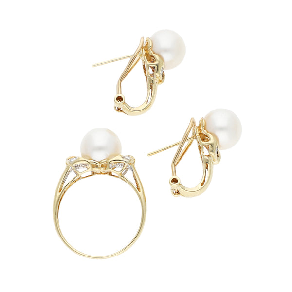Juego de anillo y aretes diseño especial con diamantes y perlas en oro amarillo 14 kilates.