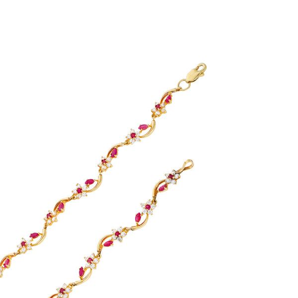 Gargantilla eslabón articulado con sintéticos motivo flor en oro amarillo 14 kilates.