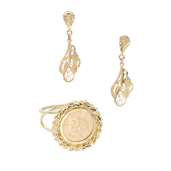 Anillo boleado con aplicación motivo moneda y broqueles calados en oro amarillo 14 kilates.