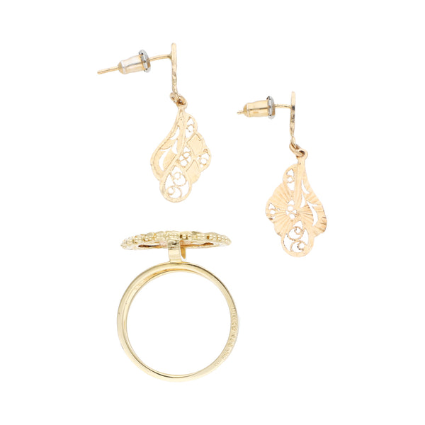 Anillo boleado con aplicación motivo moneda y broqueles calados en oro amarillo 14 kilates.