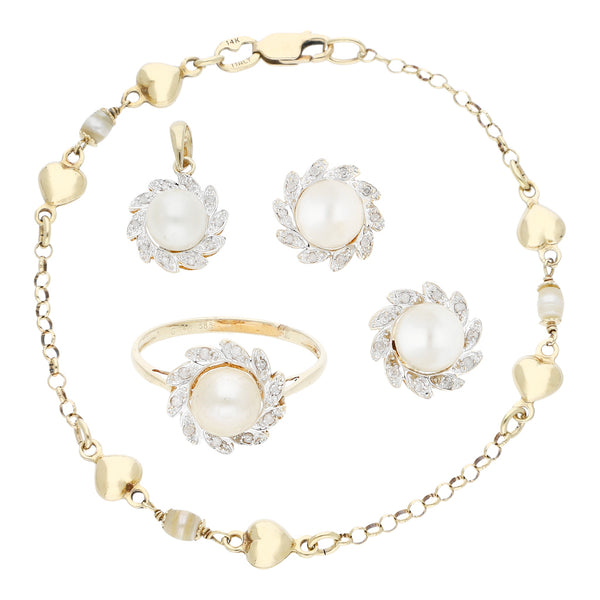 Juego de dije, aretes, anillo diseño especial, y pulsera eslabón cruzado aplicación, perlas y sintéticos en oro amarillo 14 kilates.