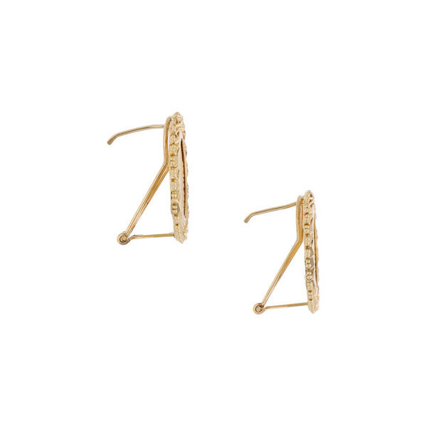 Aretes boleados con aplicación moneda de dos pesos oro mexicano 21.6 kilates en oro amarillo 14 kilates.