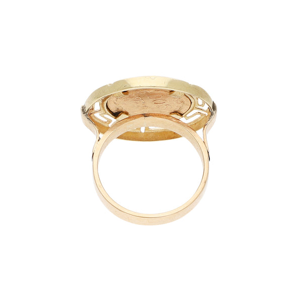 Anillo calado con una moneda de dos pesos oro mexicano 21.6 kilates en oro amarillo 14 kilates.