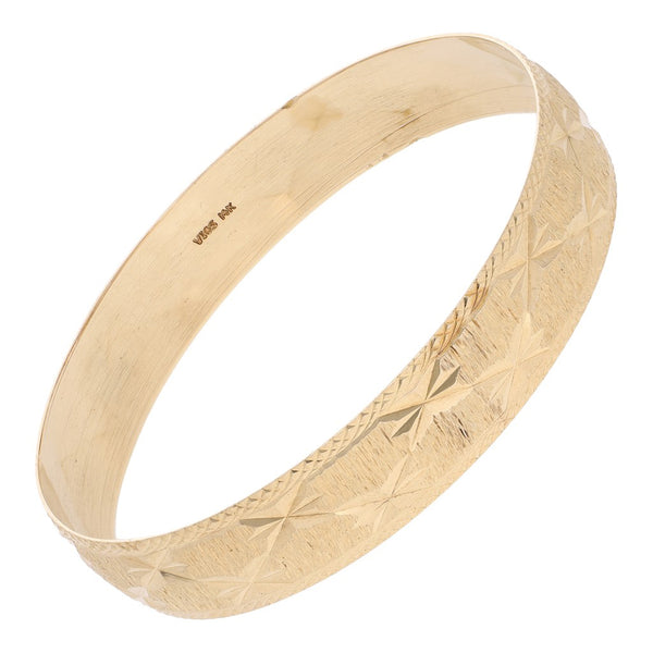 Pulsera de arillo labrada en oro amarillo 14 kilates.