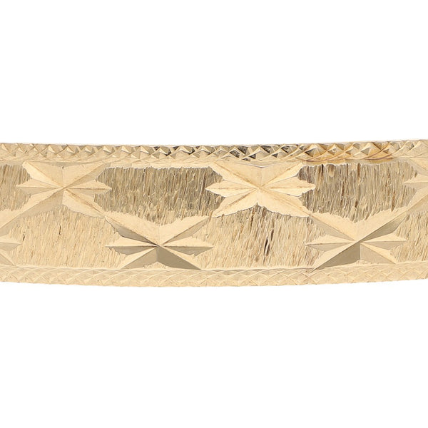 Pulsera de arillo labrada en oro amarillo 14 kilates.