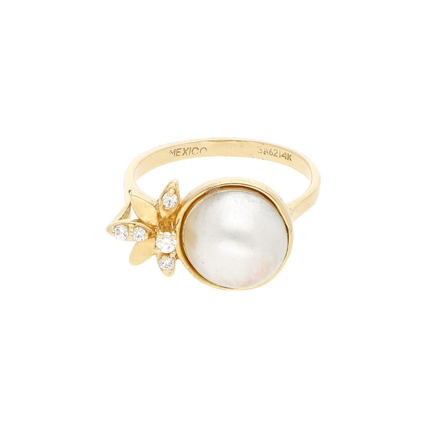 Anillo diseño especial con perla y sintéticos en oro amarillo 14 kilates.