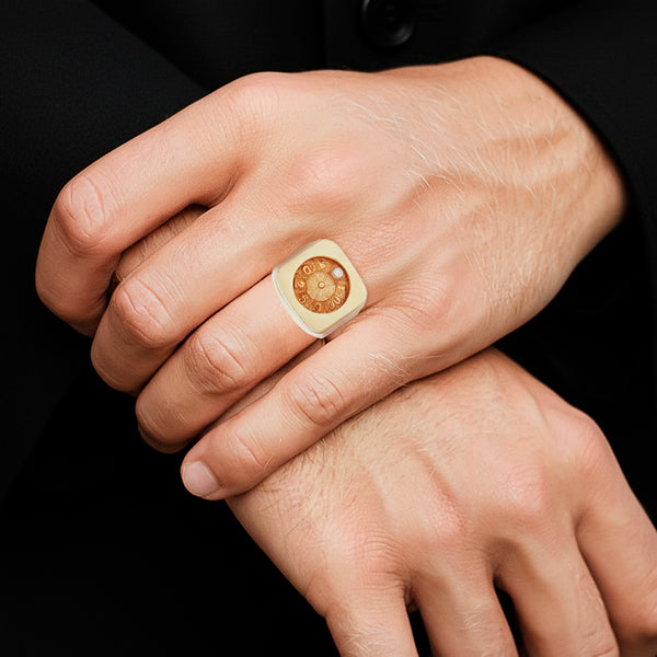 Anillo diseño especial motivo ruleta con diamante en oro amarillo 14 kilates.