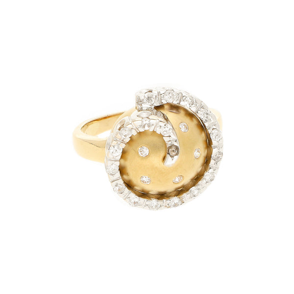 Anillo estilizado con sintéticos en dos tonos 14 kilates.