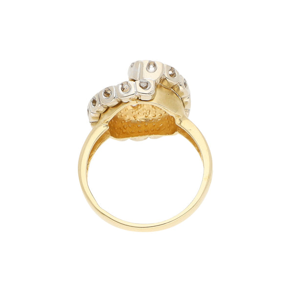 Anillo estilizado con sintéticos en dos tonos 14 kilates.