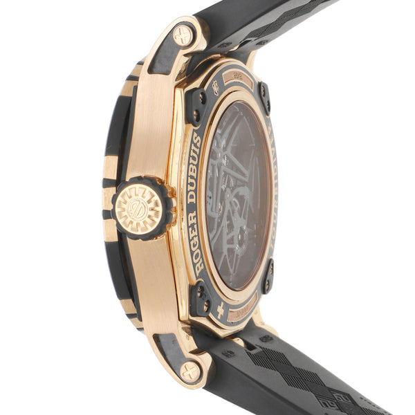 Reloj Roger Dubuis para caballero modelo Tourbidiver caja y broche en oro rosa 18 kilates.