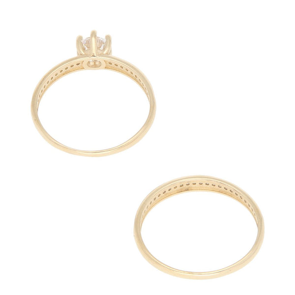 Dos anillos diseño especial con sintéticos en oro amarillo 14 kilates.