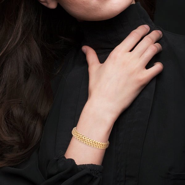 Pulsera de arillo tejida firma Tiffany & Co. en oro amarillo 18 kilates.