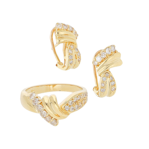 Juego de anillo y aretes diseño especial con diamantes en oro amarillo 18 kilates.