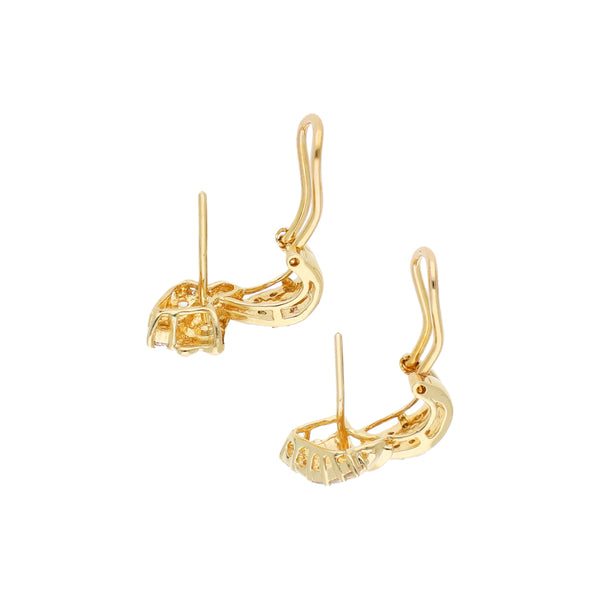 Juego de anillo y aretes diseño especial con diamantes en oro amarillo 18 kilates.