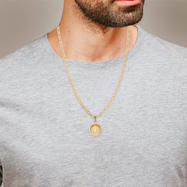 Collar eslabón nudo egipcio en medalla diseño especial motivo San Benito con sintéticos en oro amarillo 14 kilates.