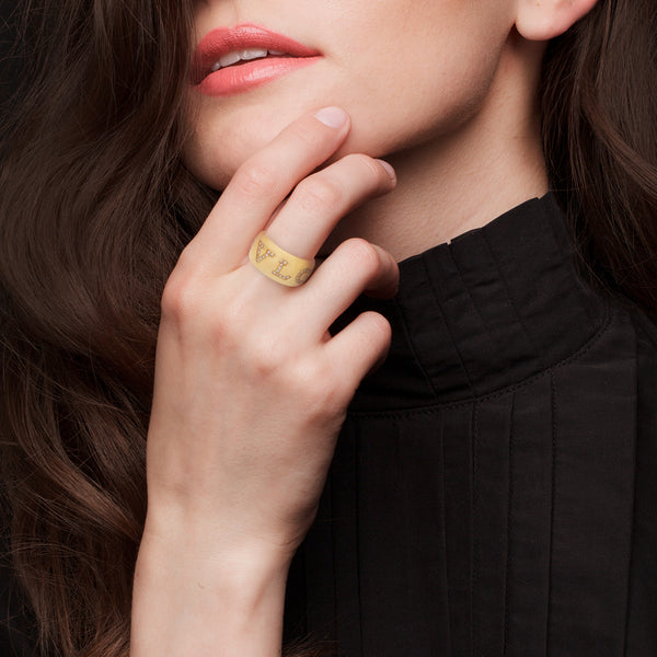 Argolla lisa firma Bulgari con diamantes en oro amarillo 18 kilates.