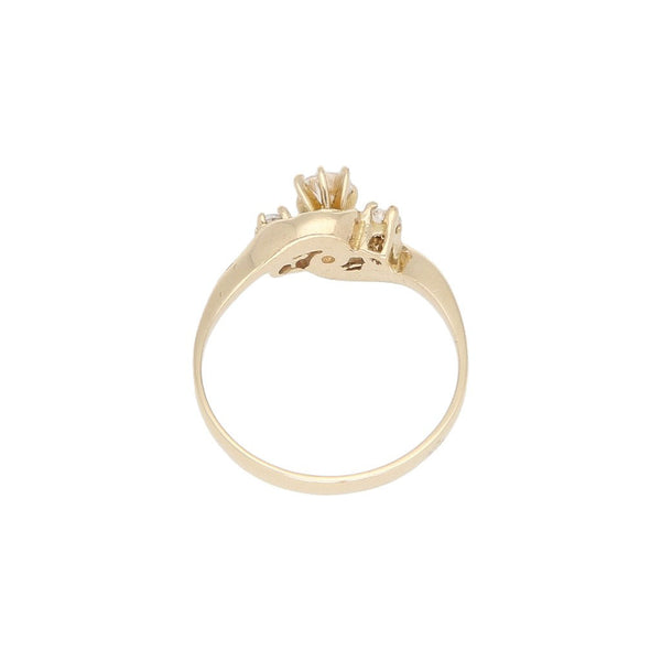 Anillo diseño especial con sintéticos en oro amarillo 14 kilates.