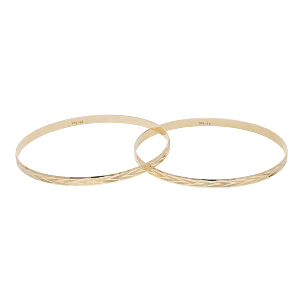 Dos pulseras labradas en oro amarillo 14 kilates.