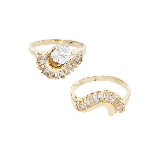 Anillo de compromiso de dos piezas con circonias en oro amarillo 14 kilates.