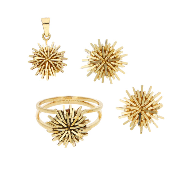 Juego de anillo, broqueles y dije diseño especial en oro amarillo 18 kilates.