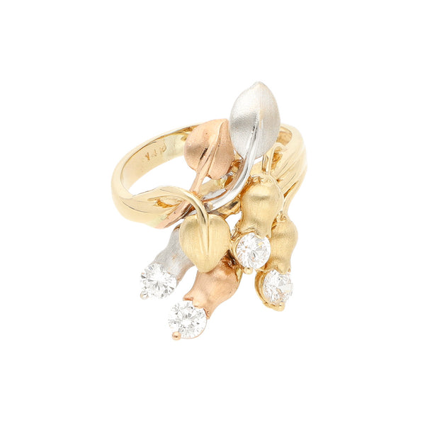 Anillo diseño especial con sintéticos en oro tres tonos 14 kilates.