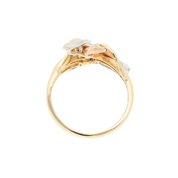 Anillo diseño especial con sintéticos en oro tres tonos 14 kilates.
