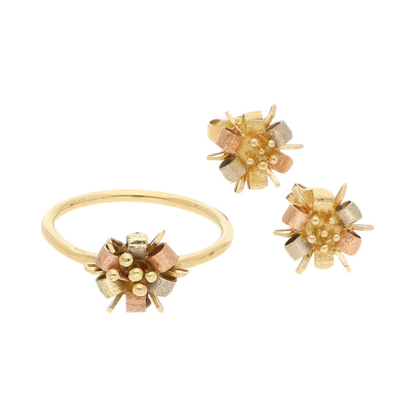 Juego de anillo y broqueles diseño especial motivo flor en oro tres tonos 14 kilates.