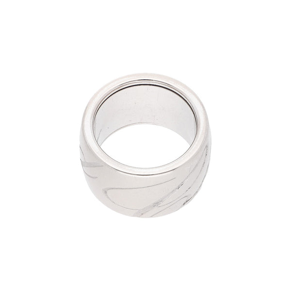 Argolla diseño especial firma Chopard en oro blanco 18 kilates.