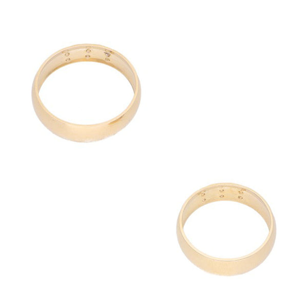 Dos argollas diseño especial con sintéticos en oro amarillo 14 kilates.