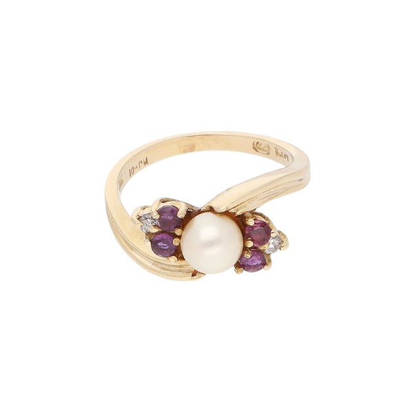 Anillo estilizado con perla y sintéticos en oro amarillo 14 kilates.