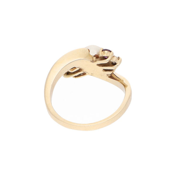 Anillo estilizado con perla y sintéticos en oro amarillo 14 kilates.