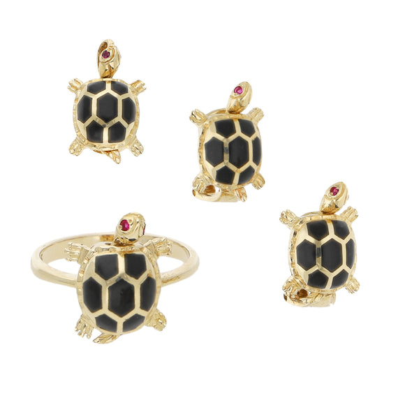 Juego de anillo, aretes y dije diseño especial motivo tortuga con rubíes y esmalte en oro amarillo 14 kilates.