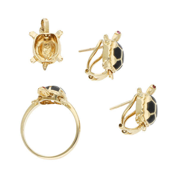 Juego de anillo, aretes y dije diseño especial motivo tortuga con rubíes y esmalte en oro amarillo 14 kilates.