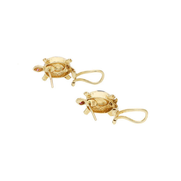 Juego de anillo, aretes y dije diseño especial motivo tortuga con rubíes y esmalte en oro amarillo 14 kilates.