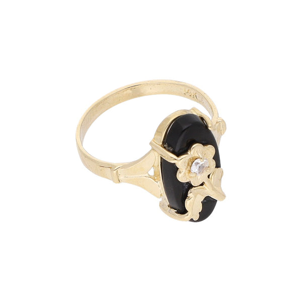 Anillo diseño especial con sintéticos y aplicación motivo flor en oro amarillo 14 kilates.
