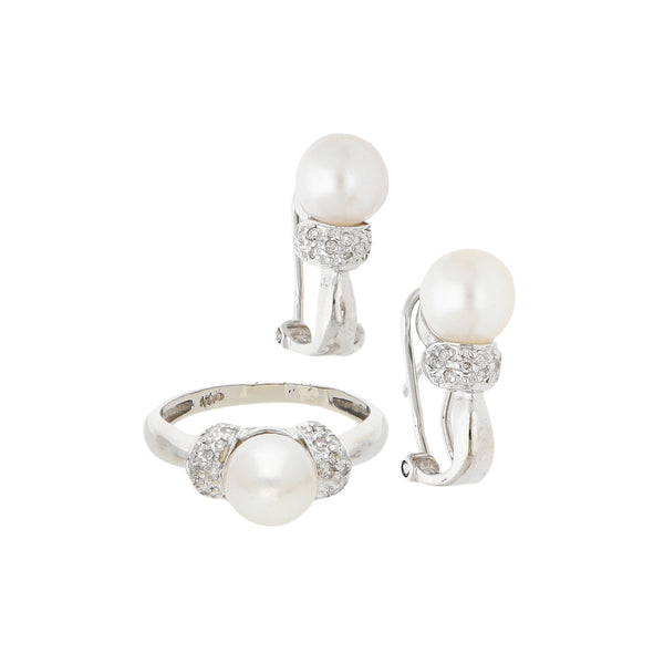 Juego de anillo y aretes con diamantes y perlas en oro blanco 14 kilates.