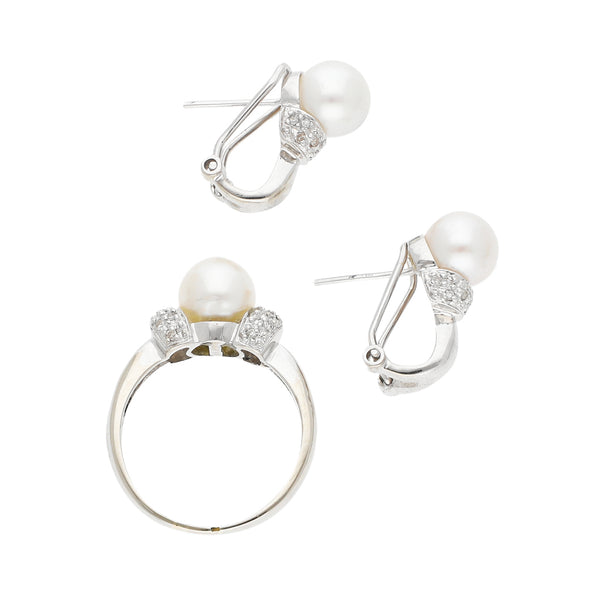 Juego de anillo y aretes con diamantes y perlas en oro blanco 14 kilates.