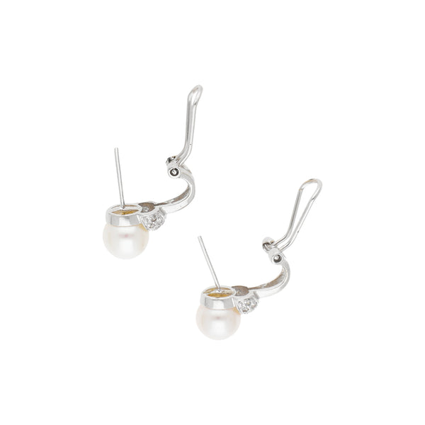 Juego de anillo y aretes con diamantes y perlas en oro blanco 14 kilates.